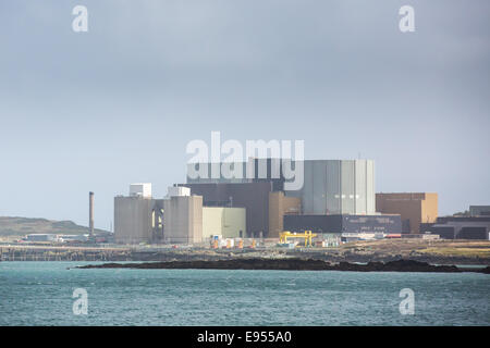 La centrale nucléaire Wylfa sur la côte nord de l'île d'Anglesey Banque D'Images