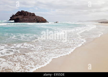 Le naufrage du cargo Espagnol cabo Santa Maria, la rouille au large de Praia de Boa Esperança, plage, sur la côte nord de la Banque D'Images