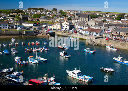 Port de Porthleven avec de petits bateaux de pêche et de plaisance, le quai et la ville s'étend derrière, Cornwall, England, UK. Banque D'Images