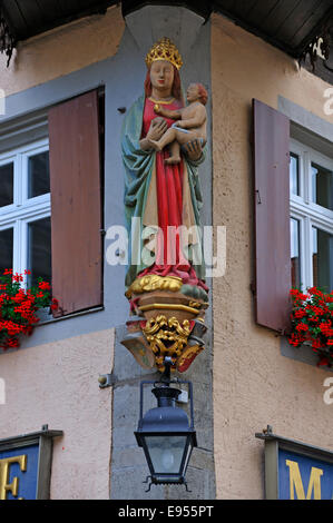 Sculpture colorée de Marie avec l'enfant Jésus à la mairie, Rothenburg ob der Tauber, Middle Franconia, Bavaria, Germany Banque D'Images