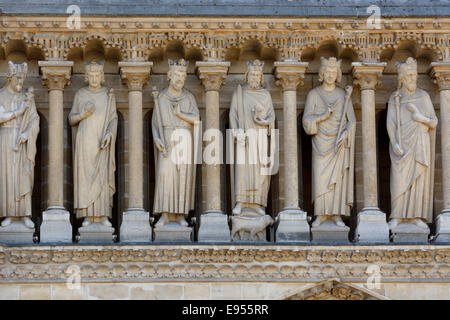 Plus de statues, le portail principal de la cathédrale Notre Dame de Paris, Paris, Ile-de-France, France Banque D'Images