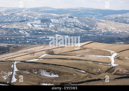 La fin de l'hiver blanchie paysage avec des restes de neige à côté des murs de pierre. Chinley, Derbyshire, Angleterre. Banque D'Images