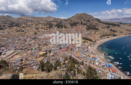 La ville de Copacabana avec sa baie, lac Titicaca, Laz Paz, Bolivie Banque D'Images