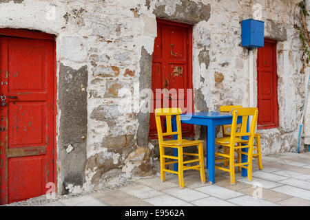 Table et chaises dans une ruelle, vieille ville, Bodrum, Muğla Province, Région de l'Egée, la Turquie Province Banque D'Images