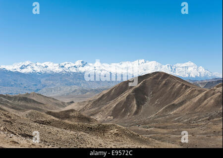 Vaste paysage avec les montagnes neige-couvertes de l'Annapurna à l'arrière, près de Lo Manthang, Upper Mustang, Lo, Népal Banque D'Images