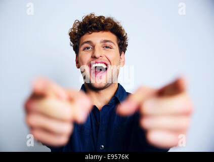 Portrait d'un homme riant sur vous Banque D'Images