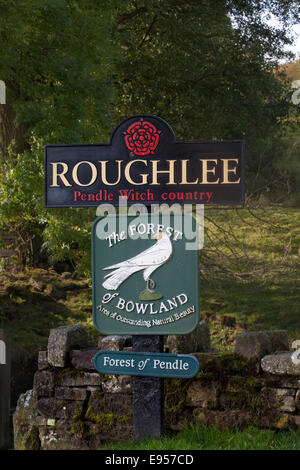 Roughlee, Lancashire, Royaume-Uni. Signes en Pendle Witch Pays, la forêt de Bowland, une région d'une beauté naturelle, forêt de Pendle Lancashire, Royaume-Uni Banque D'Images