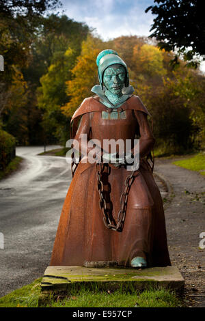 Une statue en cuivre et en fer de la chaîne Alice Nutter, l'une des sorcières de Pendle, a été dévoilée dans son village d'origine sur Blacko Bar Road, Roughlee, Lancs, Royaume-Uni