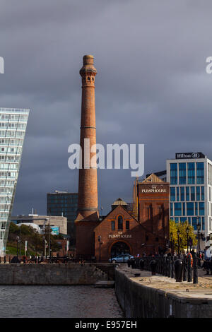 Grande cheminée en brique rouge sur le bord de mer de Liverpool  The 1878 Pump House, Albert Dock, Liverpool, Merseyside, Royaume-Uni Banque D'Images