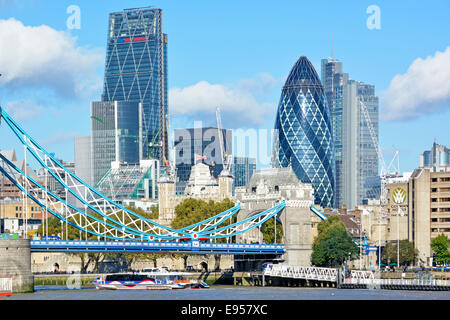 La Tamise à marée haute dans une partie de Tower Bridge City of London Skyline, y compris Gherkin Cheesegrater et Heron Tower, gratte-ciel de l'Angleterre Banque D'Images