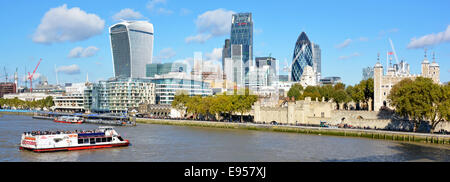 Ville de London Skyline panorama ancienne & moderne contraste entre la Tour de Londres et de nouveaux bureaux commerciaux Tamise à Pool of London England UK Banque D'Images