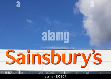 Sainsbury's store logo contre un ciel bleu, England, UK Banque D'Images