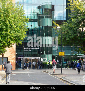 Etudiants en dehors du centre éducatif moderne London South Bank University K2 Keyworth Building Elephant and Castle Southwark South London Angleterre Royaume-Uni Banque D'Images