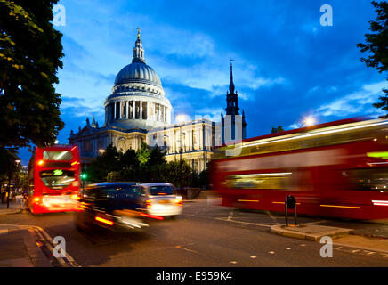 La ville de Londres avec la Cathédrale St Paul et déménagement Double Decker bus de nuit Banque D'Images