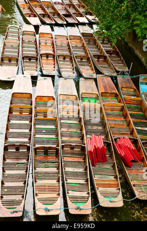 Punts amarré sur la rivière Cherwell à Oxford Banque D'Images