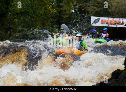 Le kayak sur la rivière Crana, Mountshannon, Co. de Donegal, Irlande, Inishowen Banque D'Images