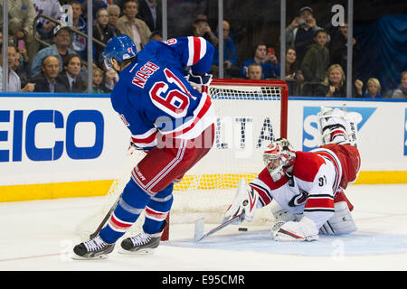 La fusillade. 16 Oct, 2014. Rangers de New York de l'aile gauche Rick Nash (61) marque un but contre le gardien des Hurricanes de la Caroline Anton Khudobin (31) au cours de la pousse dehors pour gagner le jeu pendant le jeu entre les Rangers de New York et les Hurricanes de la Caroline au Madison Square Garden, à Manhattan, New York . Les Rangers de New York à l'encontre Les Carolina Hurricanes 2-1 à la fusillade. Crédit obligatoire : Kostas Lymperopoulos/CSM/Alamy Live News Banque D'Images