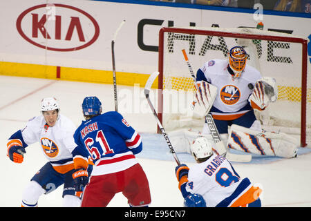 Manhattan, New York, USA. 14Th Oct, 2014. Rangers de New York de l'aile gauche Rick Nash (61) met un coup sur les Islanders de New York le gardien Jaroslav Halak (41) pendant le match entre les Rangers de New York et les Islanders de New York au Madison Square Garden, à Manhattan, New York . Crédit obligatoire : Kostas Lymperopoulos/CSM/Alamy Live News Banque D'Images