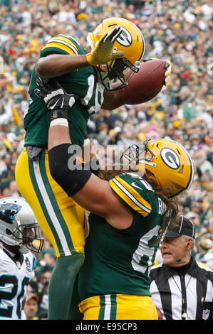 Green Bay, Wisconsin, USA. 19 Oct, 2014. Green Bay Packers wide receiver Randall Cobb # 18 célèbre son touchdown avec Green Bay Packers attaquer David Bakhtiari # 69 le 19 octobre 2014 à Green Bay, Wisconsin.Les Packers défait les Panthers 38-17. Margaret Bowles/CSM/Alamy Live News Banque D'Images