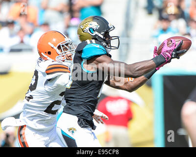 19 octobre 2014 - Jacksonville, FL, États-Unis : Cleveland Browns Buster évoluait Skrine (22) est en mesure de défendre un de la réception de la passe à Jacksonville Jaguars wide receiver Marqise Lee (11) au cours de la première moitié du jeu entre l'action de la NFL des Cleveland Browns et les Jacksonville Jaguars à l'EverBank Field à Jacksonville, FL Banque D'Images