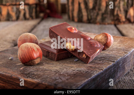 Le chocolat aux noisettes sur planche de bois dans le style vintage Banque D'Images