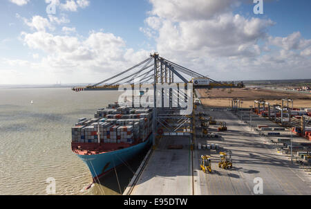 Grand porte-conteneurs Maersk,Edith,étant chargé à la DP London Gateway port sur l'estuaire de la Tamise Banque D'Images