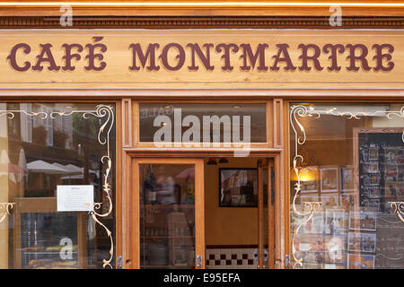 Café typique à Montmartre, à Paris, près du Sacré Coeur, France Banque D'Images