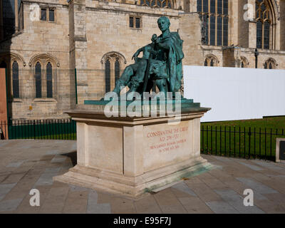 Statue de Constantin le Grand, proclamé empereur romain en 306 AD de New York. La cathédrale de York, York, Angleterre, Royaume-Uni. Banque D'Images