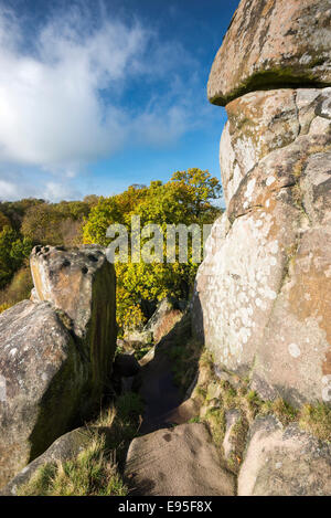 Des pierres à Robin Hoods stride dans le Peak District, Derbyshire le long d'une journée d'automne. Banque D'Images