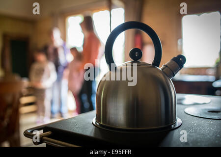 Old fashioned Kettle à ébullition sur poêle Banque D'Images