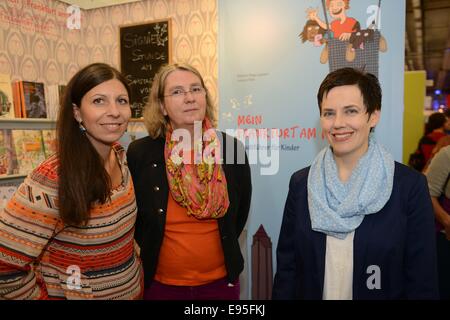 L-r. : Verlegerin Henrich-Kalveram Cristina, die Autorinnen und Tenge-Lyazami Lenonore Poth Bettina , à la 66e foire du livre de Francfort à Francfort-sur-Main, Allemagne, octobre 2014. Banque D'Images