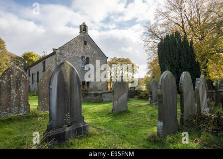 Les pierres tombales à Chinley Chapelle Chapelle de Milton, Derbyshire. Banque D'Images