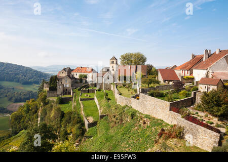 Français pittoresque village de zone viticole au paysage rural. Château Chalon, Jura, Franche-Comte, France. Les Plus Beaux Villages de France Banque D'Images