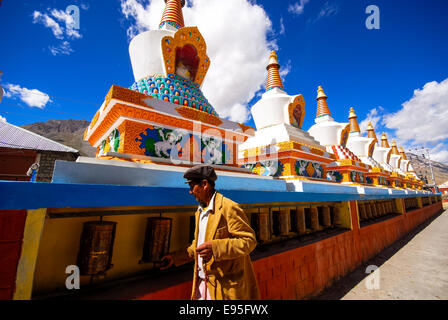 Les stupas colorés à kaza de spiti Valley de l'Inde Banque D'Images