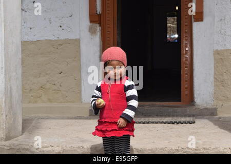 Petite fille avec mignon et expressions en colère Banque D'Images