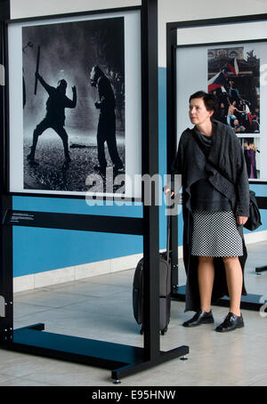 Prague, République tchèque. 20 Oct, 2014. Sélection de photos de 20 ans de concours de photographie Czech Press Photo est vu à l'exposition qui a commencé à l'aéroport Ruzyne de Prague, en République tchèque, le 20 octobre 2014. Photo : CTK Vit Simanek/Photo/Alamy Live News Banque D'Images