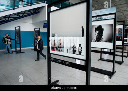 Prague, République tchèque. 20 Oct, 2014. Sélection de photos de 20 ans de concours de photographie Czech Press Photo est vu à l'exposition qui a commencé à l'aéroport Ruzyne de Prague, en République tchèque, le 20 octobre 2014. Photo : CTK Vit Simanek/Photo/Alamy Live News Banque D'Images