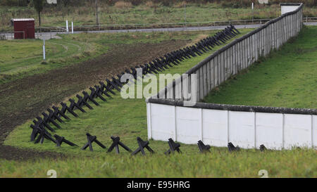 Hoetensleben, Allemagne. 20 Oct, 2014. Un monument à la frontière, en photo dans Hoetensleben, Allemagne, 20 octobre 2014. Les politiciens, les témoins d'époque, et les étudiants sont partis en randonnée commémorative à l'occasion du 25e anniversaire de la chute du Mur de Berlin. Ils ont été guidés par la route de patrouille le long de l'ancienne frontière entre Offleben en Basse-Saxe, dans l'ouest de l'Allemagne, et Hoetensleben en Saxe-Anhalt, ex-RDA. Dpa : Crédit photo alliance/Alamy Live News Banque D'Images