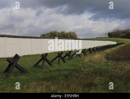 Hoetensleben, Allemagne. 20 Oct, 2014. Un monument à la frontière, en photo dans Hoetensleben, Allemagne, 20 octobre 2014. Les politiciens, les témoins d'époque, et les étudiants sont partis en randonnée commémorative à l'occasion du 25e anniversaire de la chute du Mur de Berlin. Ils ont été guidés par la route de patrouille le long de l'ancienne frontière entre Offleben en Basse-Saxe, dans l'ouest de l'Allemagne, et Hoetensleben en Saxe-Anhalt, ex-RDA. Dpa : Crédit photo alliance/Alamy Live News Banque D'Images