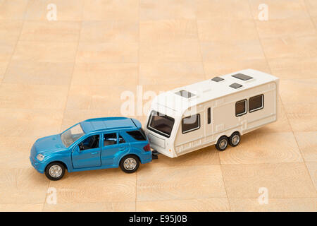 Un 4x4 bleu type de véhicule modèle et une remorque caravane - studio shot. Banque D'Images