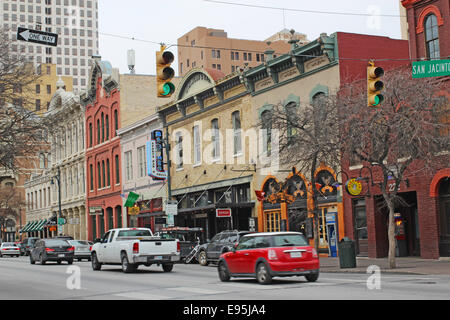 Entreprises le long de la rue historique 6e dans le quartier des divertissements du centre-ville d'Austin, Texas Banque D'Images