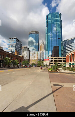 Skyline partielle de Minneapolis (Minnesota) à partir de l'avant de l'hôtel Hilton dans le centre de la ville à la verticale Banque D'Images