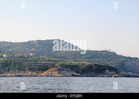 Vue de la Bagni della Regina Giovanna ruines à la Villa di Pollio Felice à partir de l'eau Banque D'Images