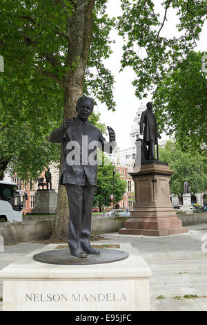 La statue commémorative de Nelson Mandela à Londres à la place du Parlement Banque D'Images