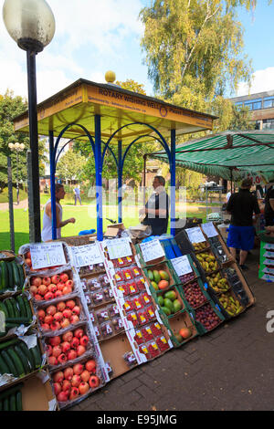 Marché de vendeurs de fruits dans le décrochage Salisbury Maltings Banque D'Images