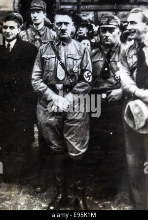 11 octobre 2014 - Leader du Parti national-socialiste et plus tard Chancelier Adolf Hitler (m) à Brunswick en 1931. Reproduction de meubles anciens photo © Igor Golovniov/ZUMA/ZUMAPRESS.com/Alamy fil Live News Banque D'Images