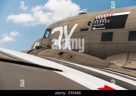 USAAF Douglas C 47 Dakota troupe transportant l'avion de la seconde Guerre mondiale Banque D'Images