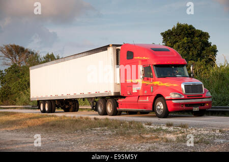 Freightliner Century Class rouge semi-remorques Banque D'Images