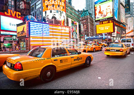 NEW YORK CITY - 25 mars : Times Square, les théâtres de Broadway avec LED et d'animation, est un symbole de la ville de New York et Banque D'Images