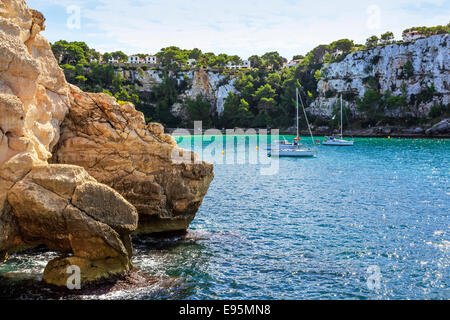 Yachts au mouillage dans la crique de Cala Galdana, Minorque, Iles Baléares, Espagne Banque D'Images